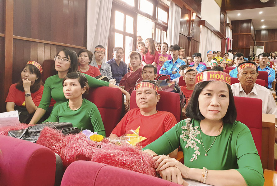 Cổ động viên tham gia cố vũ tại hội thi.