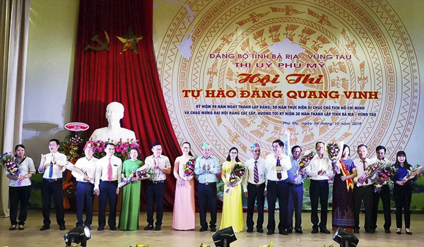 Ban Tổ chức tặng hoa cho 17 đội tham gia Hội thi “Tự hào Đảng quang vinh”.