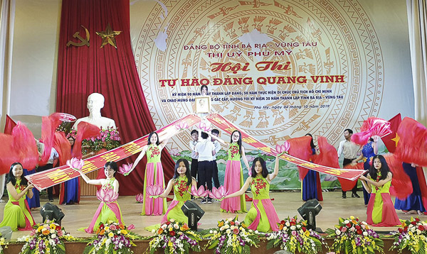 Phần thi “Báo công dâng Đảng” của Chi bộ trường THPT Phú Mỹ.