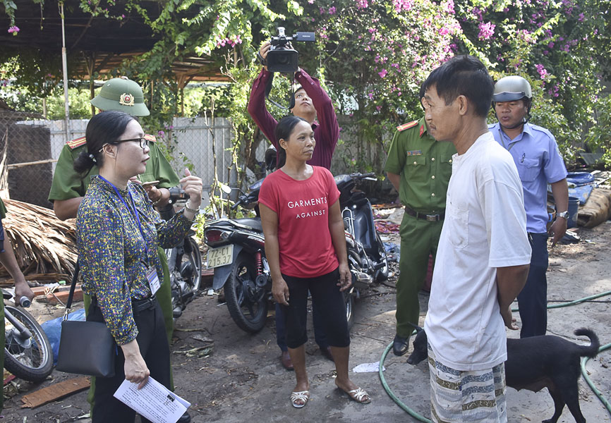 Lãnh đạo Phường 9 trao đổi với ông An Viên Hiển (bìa phải) là trường hợp lấn chiếm đất Nhà nước.