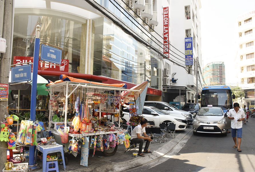 Đường Dã Tượng - Phan Văn Trị hàng rong và xe đậu kín vỉa hè tràn cả xuống lòng đường, nhất là ngày cuối tuần.