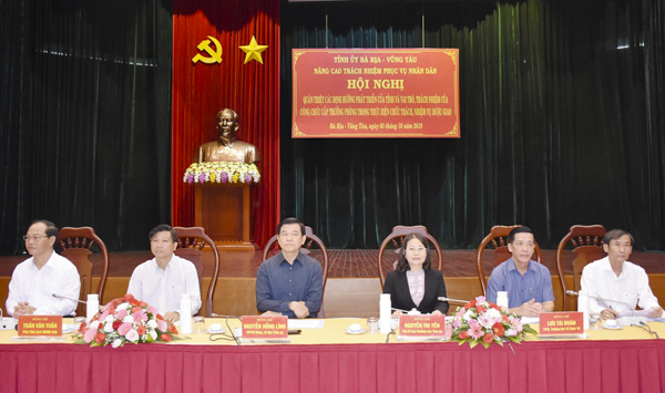 : Ông Nguyễn Hồng Lĩnh, Ủy viên Trung ương Đảng, Bí thư Tỉnh ủy, Chủ tịch HĐND tỉnh (thứ ba, bên trái sang); bà Nguyễn Thị Yến, Phó Bí thư Thường trực Tỉnh ủy, Trưởng Đoàn ĐBQH tỉnh (thứ ba, bên phải sang); ông Mai Ngọc Thuận, Ủy viên ban Thường vụ Tỉnh ủy, Phó Chủ tịch HĐND tỉnh (bìa phải); ông Lưu Tài Đoàn, Ủy viên Ban Thường vụ Tỉnh ủy, Trưởng Ban Tổ chức Tỉnh ủy (thứ hai, bên phải sang); ông Trần Văn Tuấn, Tỉnh ủy viên, Phó Chủ tịch UBND tỉnh (thứ hai, bên trái sang); ông Trương Thanh Phong, Giám đốc Sở Nội vụ (bìa phải) chủ trì hội nghị.