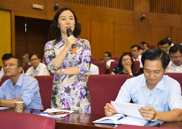 Bà Trương Thảo Hiền, Trưởng phòng Quy hoạch kiến trúc, Sở Xây dựng phát biểu tại hội nghị.