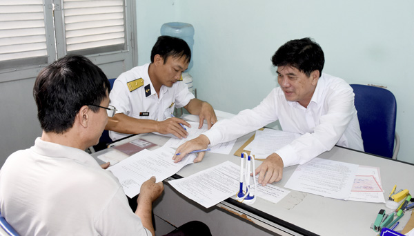 Công chức Chi nhánh Văn phòng Đăng ký đất đai TP. Vũng Tàu tiếp nhận, giải quyết thủ tục hành chính cho người dân.