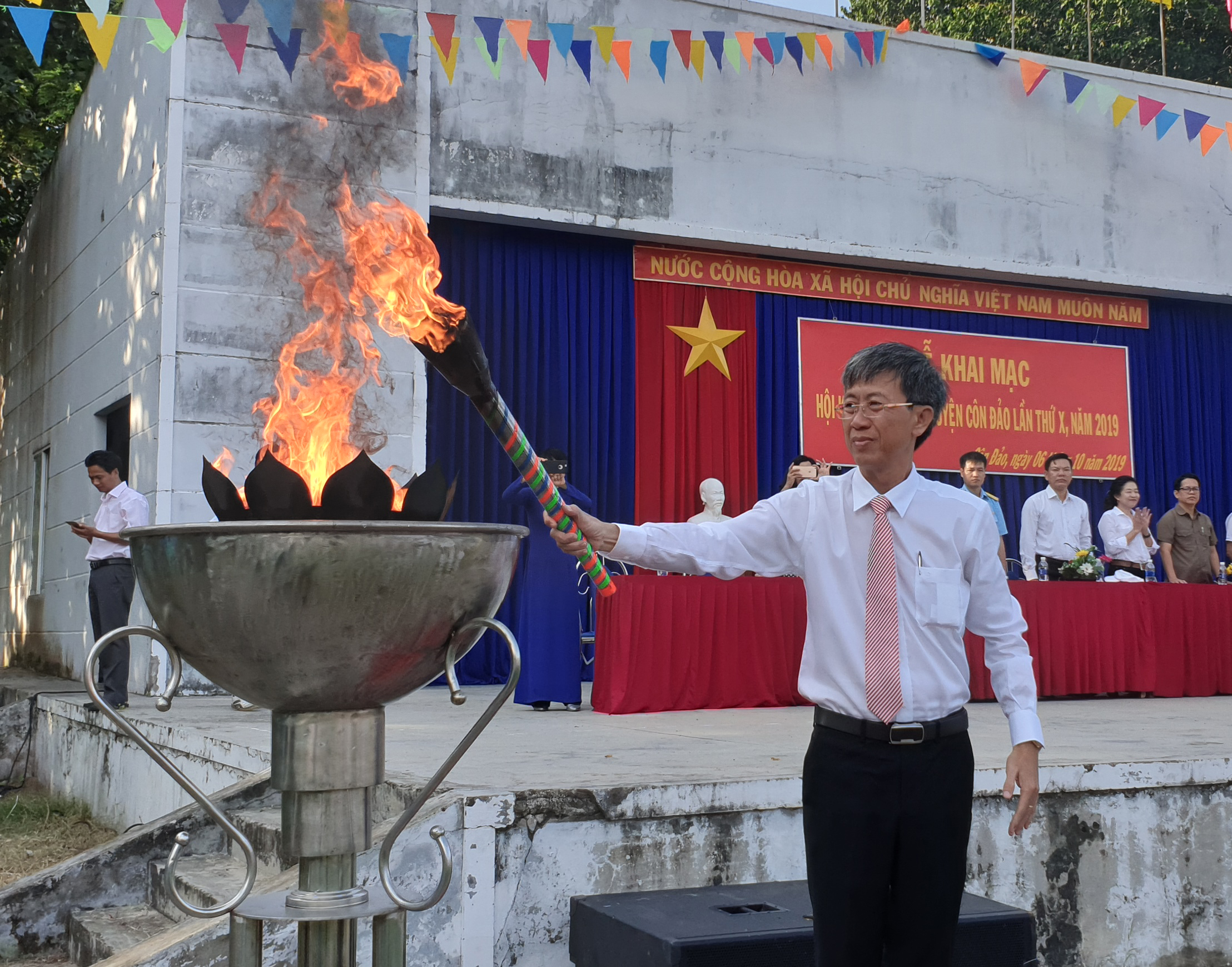 Ông Nguyễn Anh Nhựt, Phó Chủ tịch UBND huyện Côn Đảo, Trưởng Ban tổ chức đốt đuốc truyền thống tại lễ khai mạc. 