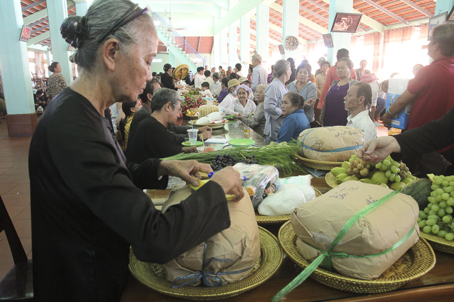 Chuẩn bị trái cây dâng cúng Ông Trần.