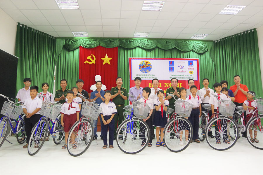 Trao tặng 15 xe đạp cho các học sinh tại hội nghị tuyên truyền.