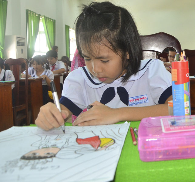 HS Trường TH Bùi Thị Xuân thi vẽ tranh.