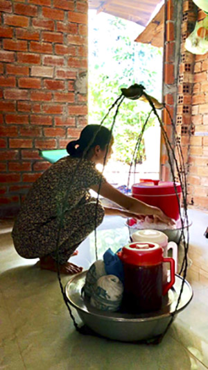 Với gánh đậu hũ rong, trong nhiều năm qua chị Tuyền đã nuôi 3 con ăn học, nên người.