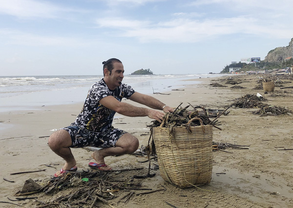 Anh Aydin, du khách đến từ Thổ Nhĩ Kỳ cùng tham gia dọn rác tại Bãi Sau sáng 8/10.