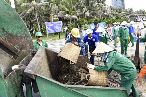 Xe chuyên dùng của Công ty CP dịch vụ Môi trường và Công trình đô thị Vũng Tàu vận chuyển rác đưa đi xử lý.