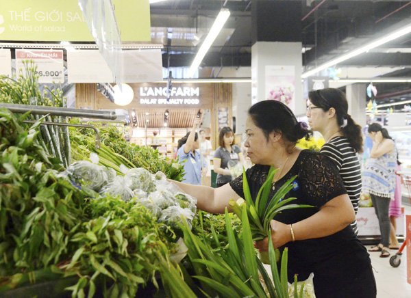 Siêu thị Lotte Mart Vũng Tàu đã chuyển sang sử dụng lá chuối để gói rau củ nhằm bảo vệ môi trường.