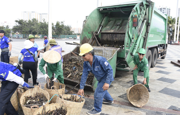 Công nhân Công ty CP dịch vụ môi trường và Công trình đô thị Vũng Tàu chuyển rác lên xe đưa đi xử lý.