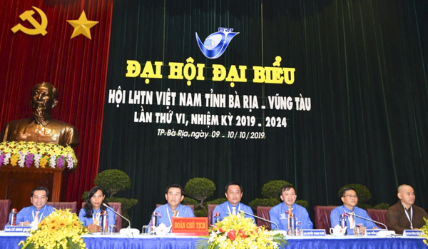 Đoàn Chủ tịch điều hành Đại hội Hội LHTNVN tỉnh lần thứ VI.