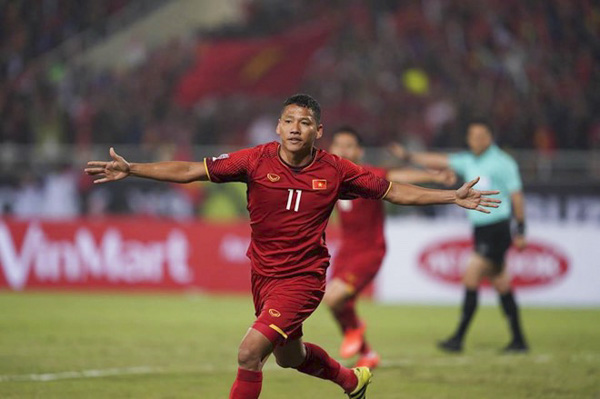 Anh Đức ăn mừng sau khi phá lưới Malaysia ở chung kết AFF Cup 2018.
