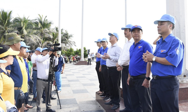 Lễ phát động ra quân làm sạch biển khu vực Bãi Sau sáng 9/10. 