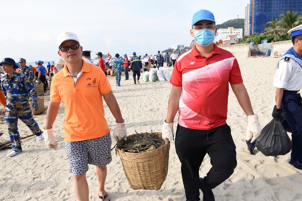 Rác được thu gom, chuyển lên bờ.