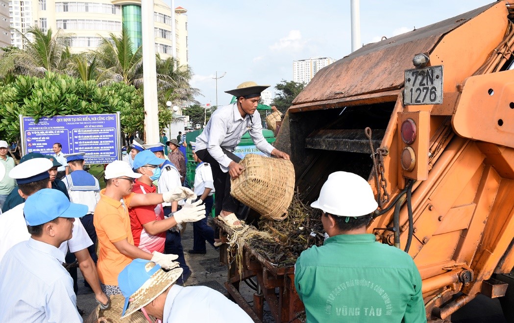 Rác được xe chuyên dùng vận chuyển đưa đi xử lý.