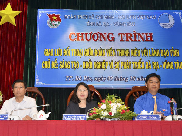 Bà Nguyễn Thị Yến, Phó Bí thư Thường trực Tỉnh ủy, Trưởng Đoàn ĐBQH tỉnh; ông Trần Văn Tuấn (bìa trái), Phó Chủ tịch UBND tỉnh và anh Lê Văn Minh, Bí thư Tỉnh Đoàn, chủ trì buổi đối thoại.