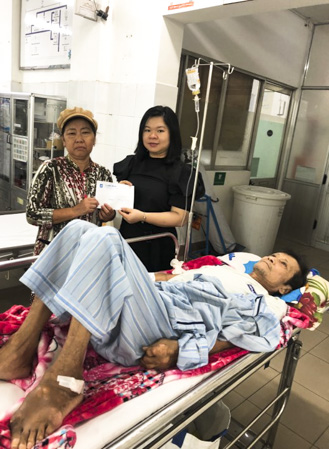 Đại diện Báo Bà Rịa - Vũng Tàu trao tiền hỗ trợ của bạn đọc báo cho ông Phạm Kỷ.