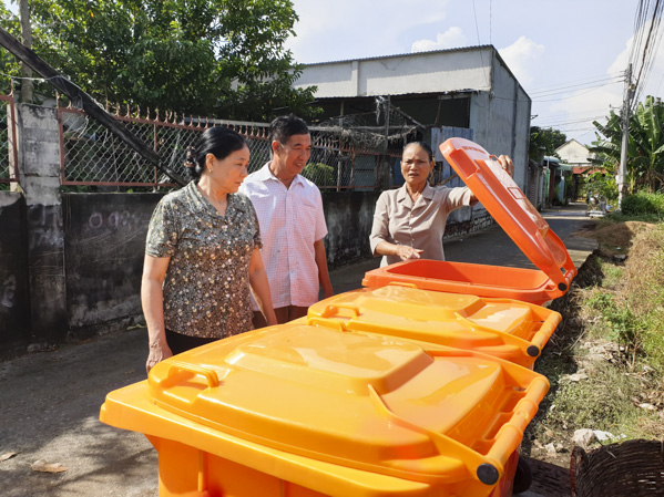 Ông Trần Văn Khiêm, Bí thư Chi bộ ấp Phước Tân 1, xã Tân Hưng, TP. Bà Rịa cùng cán bộ Tổ Dân vận ấp kiểm tra các điểm đặt thùng rác trên địa bàn.