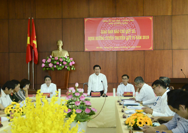 Ông Nguyễn Văn Xinh, Ủy viên Ban Thường vụ Tỉnh ủy, Trưởng Ban Tuyên giáo Tỉnh ủy phát biểu tại cuộc họp. 