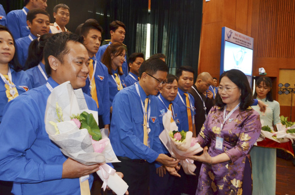 Bà Nguyễn Thị Yến, Phó Bí thư Thường trực Tỉnh ủy, Trưởng Đoàn ĐBQH tỉnh tặng hoa chúc mừng Ủy ban Hội khóa mới.