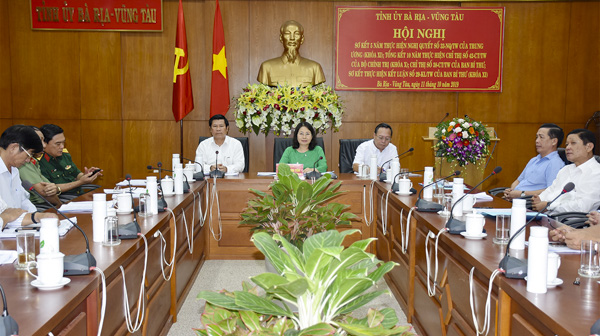 Bà Nguyễn Thị Yến, Phó Bí thư Thường trực Tỉnh ủy, Trưởng Đoàn ĐBQH tỉnh chủ trì hội nghị.