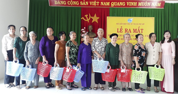 Hội Liên hiệp Phụ nữ TX.Phú Mỹ tặng mỗi hội viên tham gia mô hình một chiếc giỏ nhựa thay thế sử dụng túi nilon khi đi chợ.