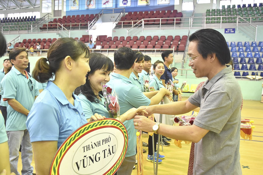 Ông Huỳnh Đức Dũng, Phó Giám đốc Sở VH-TT trao cờ lưu niệm cho các đơn vị về dự hội thao.