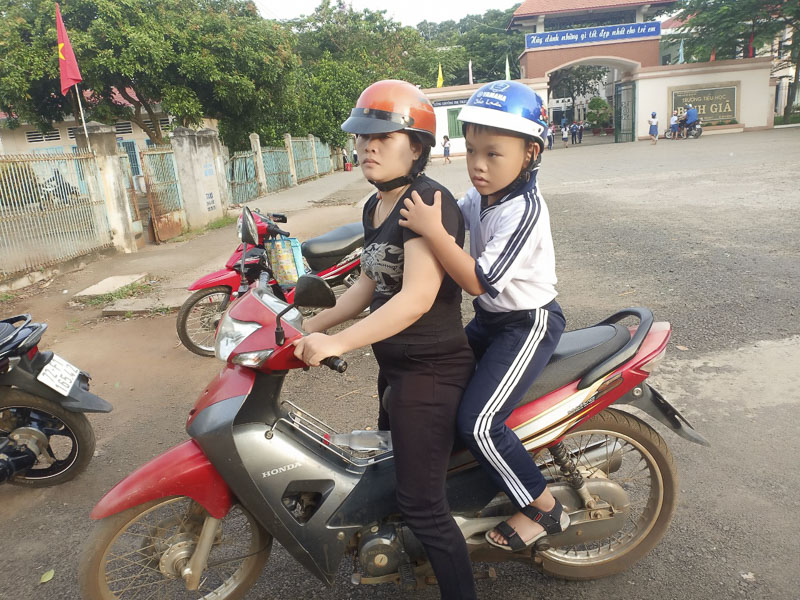 Phụ huynh đội MBH cho HS khi đưa đón con mình tới trường. Ảnh chụp tại Trường TH Bình Giã (huyện Châu Đức).