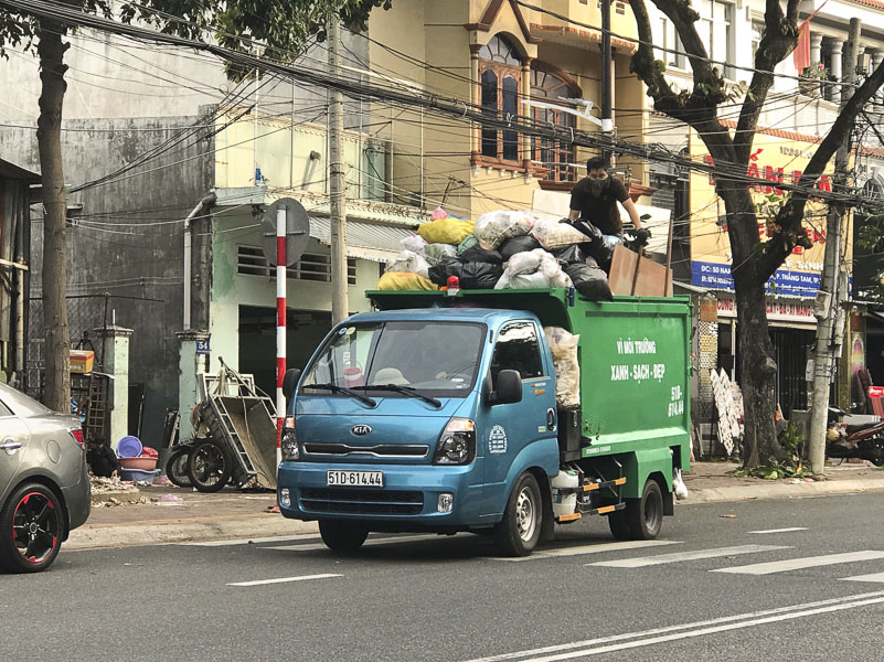 Xe thu gom rác chuyên dụng thu gom rác trên đường Nam Kỳ Khởi Nghĩa, TP. Vũng Tàu.