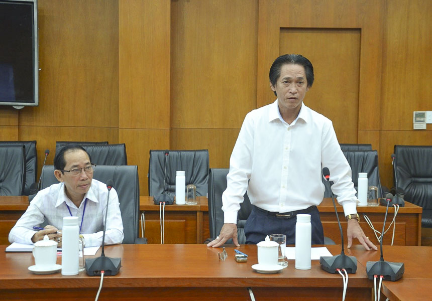 Ông Huỳnh Đức Dũng, Phó Giám đốc Sở Văn hóa-Thể thao phát biểu ý kiến về công tác chuẩn bị sân khấu tổ chức hội thi. 