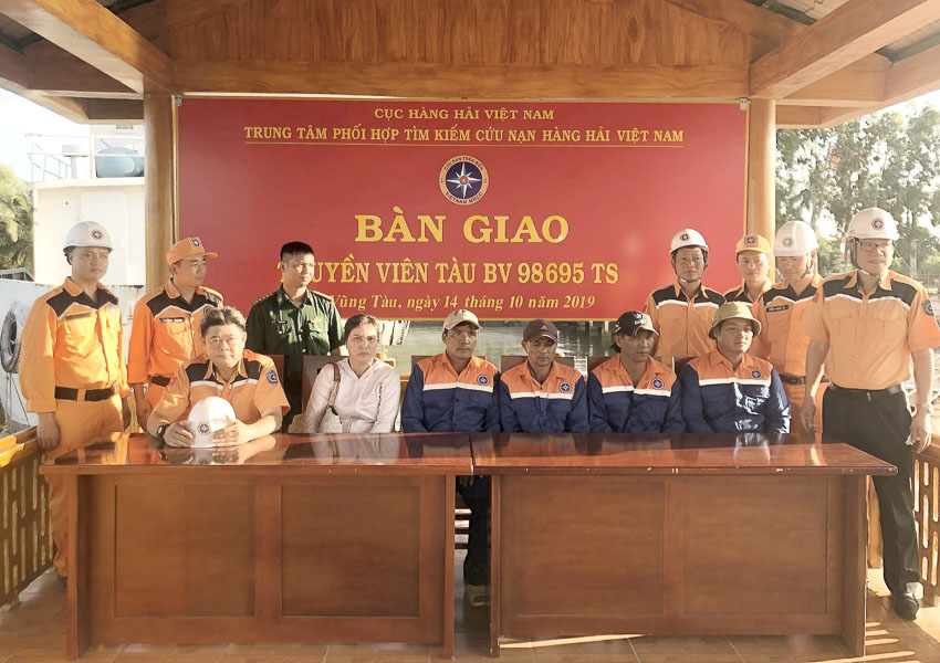4 ngư dân trên tàu cá gặp nạn (ngồi từ bên phải qua) đã được lực lượng cứu nạn đưa về bờ an toàn.