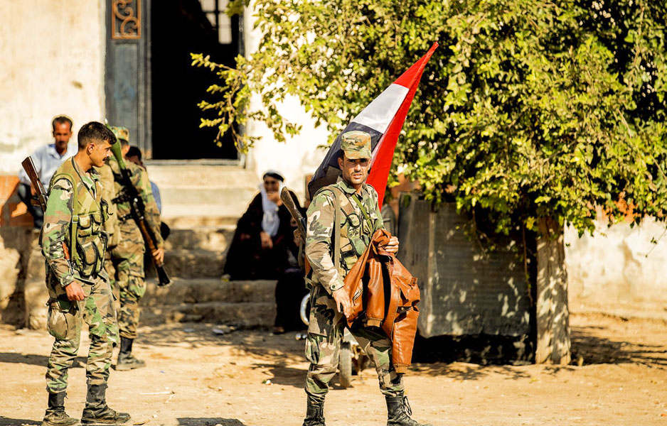 Quân đội Syria tuần tra tại tuyến đường dẫn vào thị trấn Tal Tamr ngày 14/10/2019. (Nguồn: AFP) 