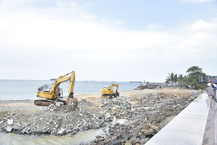 Xe cơ giới san lấp hạ tầng Dự án thủy cung Hòn Ngưu trong những ngày qua.