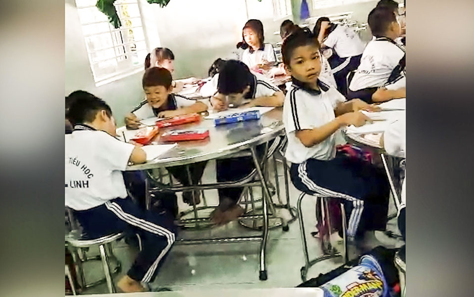  Do thiếu phòng học nên Trường TH Chí Linh phải sử dụng khu bán trú làm chỗ học cho HS. Ảnh cắt từ clip do phụ huynh cung cấp.