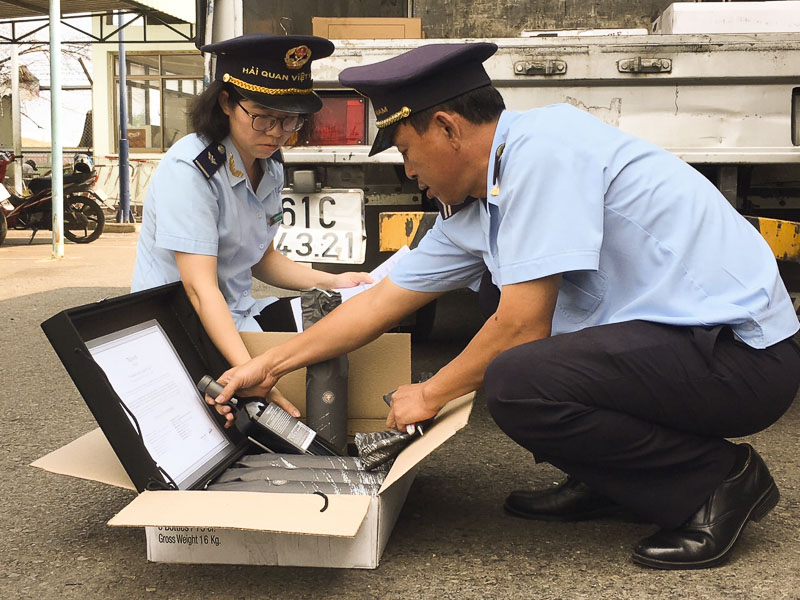 Kiểm tra hàng hoá xuất nhập khẩu tại Cảng Phú Mỹ.