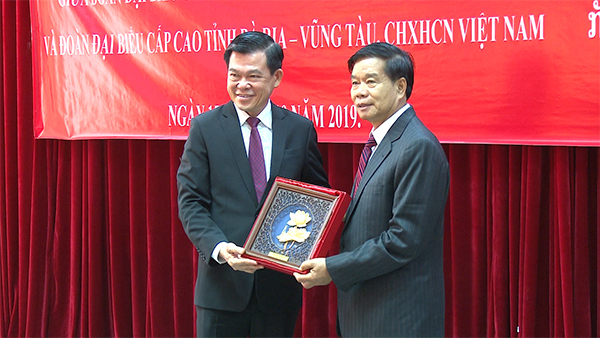 Ông Nguyễn Hồng Lĩnh, Ủy viên Trung ương Đảng, Bí thư Tỉnh ủy, Chủ tịch HĐND tỉnh (bìa trái) trao quà lưu niệm của tỉnh Bà Rịa - Vũng Tàu cho ông Sin La Vong Khut Phay Thung, Bí thư Thành ủy, Đô trưởng Viêng Chăn.