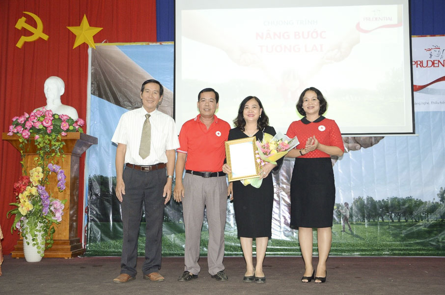 Bà Hà Thị Việt Bắc (bìa phải), Phó Chủ tịch Hội CTĐ tỉnh cùng lãnh đạo Hội CTĐ huyện, Hội Khuyến học huyện Châu Đức trao thư cảm ơn nhà tài trợ.