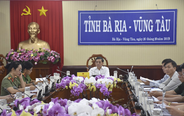 Ông Lê Tuấn Quốc, Phó Chủ tịch UBND tỉnh cùng các thành viên thành viên Ban An toàn giao thông tỉnh tại điểm cầu BR-VT.