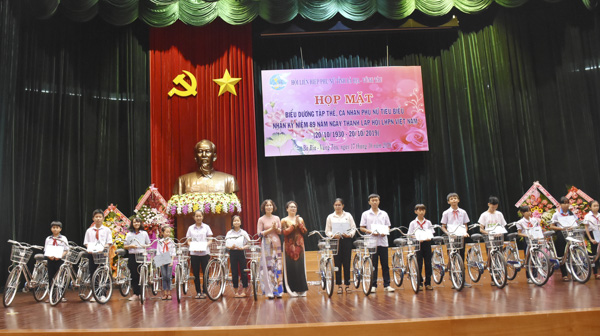 HS có hoàn cảnh khó khăn được nhận xe đạp tại buổi lễ.
