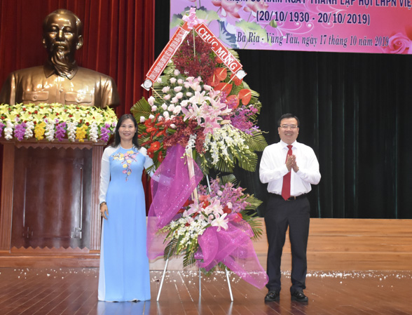 Đại diện Tỉnh ủy, HĐND tỉnh, UBND tỉnh, UBMTTQ Việt Nam tỉnh, ông Nguyễn Văn Đồng, Ủy viên Ban Thường vụ Tỉnh ủy, Trưởng Ban Dân vận Tỉnh ủy tặng hoa chúc mừng các hội viên Hội LHPN các cấp tại buổi họp mặt.