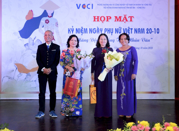 Đại diện các doanh nhân tặng hoa và quà chúc mừng ngày Phụ nữ Việt Nam cho bà Nguyễn Thị Yến, Phó Bí thư Thường trực Tỉnh ủy, Trưởng Đoàn ĐBQH tỉnh và bà Vũ Thị Thu Hà, Giám đốc VCCI chi nhánh Vũng Tàu (thứ 2 từ trái sang).