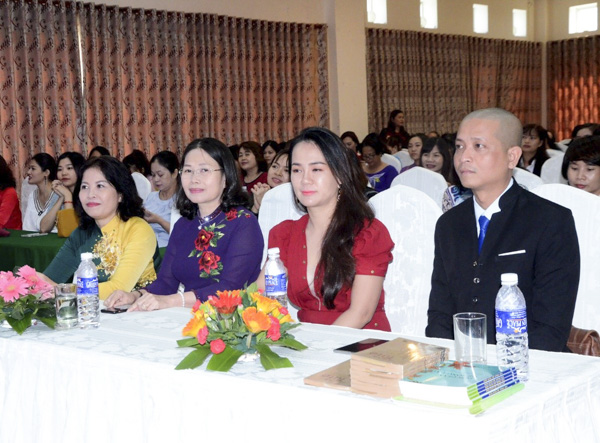 Các đại biểu tham dự buội họp mặt.