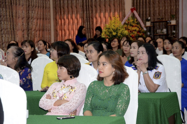 Các đại biểu tham dự buội họp mặt.