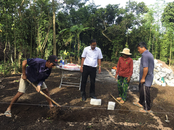 Đại diện lãnh đạo UBND huyện Châu Đức cùng bà Mai Thị Quýt khởi công xây dựng nhà. 