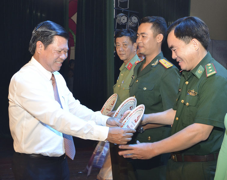Ông Nguyễn Văn Xinh, Ủy viên Ban Thường vụ Tỉnh ủy, Trưởng Ban Tuyên giáo Tỉnh ủy, Phó Trưởng Ban tổ chức hội thi trao quà lưu niệm cho các đội tham dự hội thi.