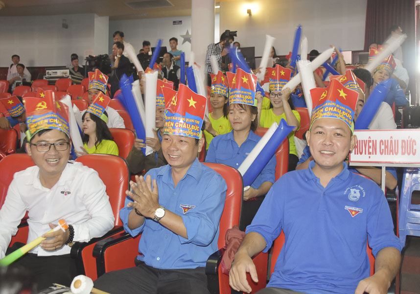 Đoàn viên, thanh niên huyện Châu Đức tham gia cổ vũ cho hội thi.
