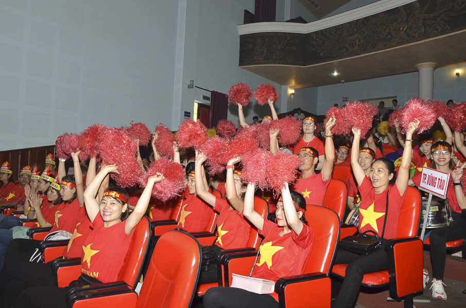 Cổ động viên TP. Vũng tàu tham gia cổ vũ cho hội thi.